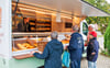 Betrieb am Wagen der Landbäckerei Schwarz in  Fränkenau, einer von 13 Orten, die Anika Schwarz mittwochs anfährt. 