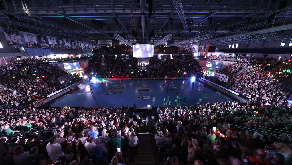 Blick in die Getec-Arena, die bei Heimspielen des SCM nahezu immer ausverkauft ist. Sie ist dringend sanierungsbedürftig.