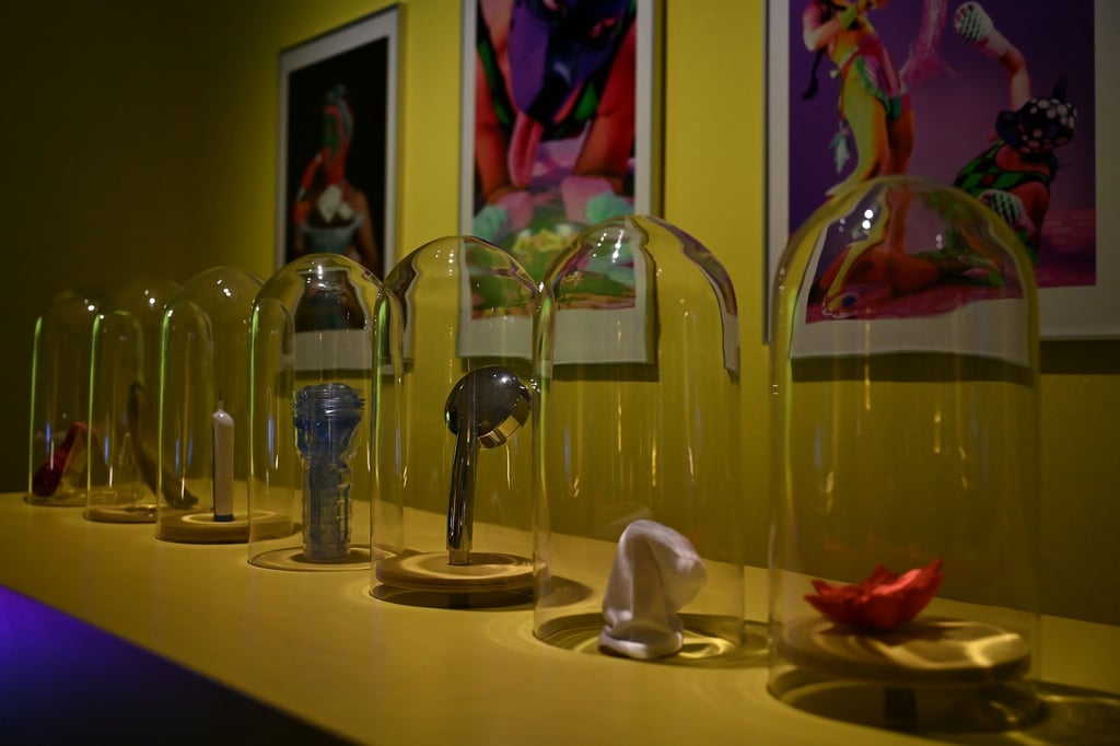 Sexspielzeuge und Alltagsgegenstände werden bei der neuen Ausstellung „Apropos Sex“ im Museum für Kommunikation Berlin nebeneinander präsentiert.