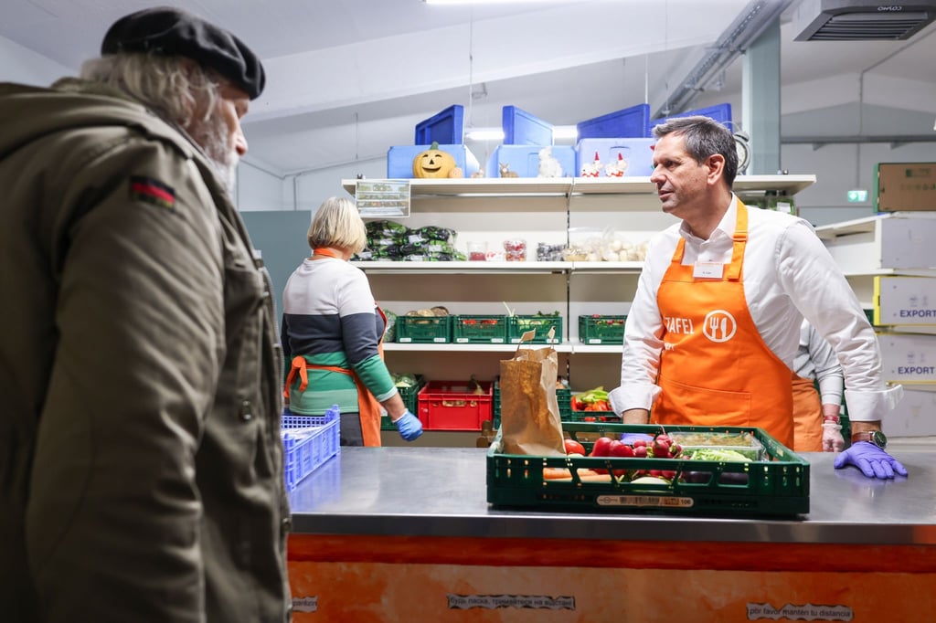 Ministerpräsident Olaf Lies ist Schirmherr der Tafeln in Niedersachsen und Bremen - in Holzminden schnupperte er Praxisluft.
