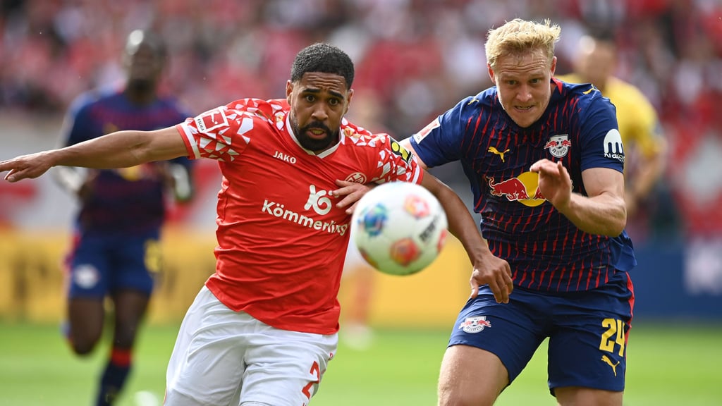 Xaver Schlager (r.) im Bundesliga-Spiel gegen Mainz 05.