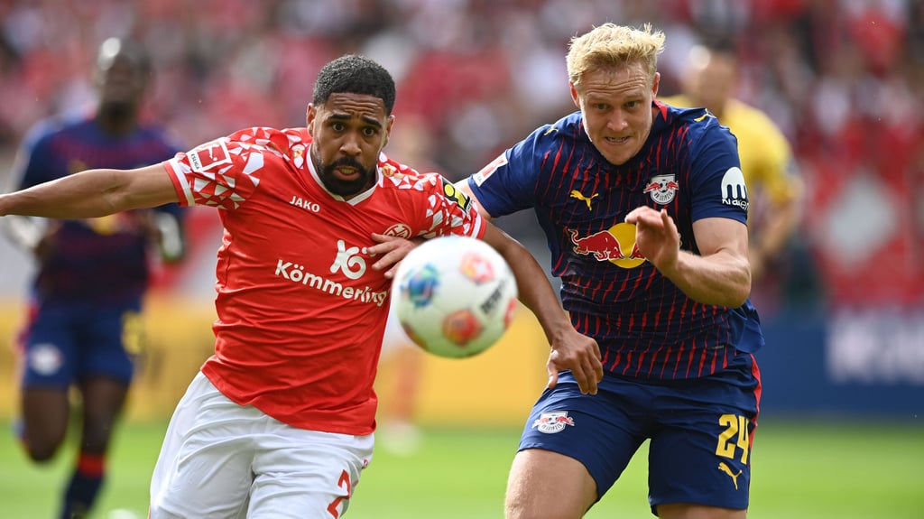 Xaver Schlager (r.) im Bundesliga-Spiel gegen Mainz 05.