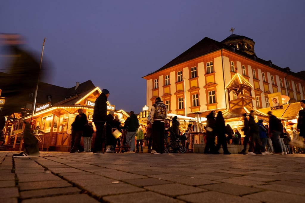Das Winterdorf in der Bayreuther Fußgängerzone verbreitet schon ab Mitte Oktober weihnachtliche Stimmung. (Archivbild)