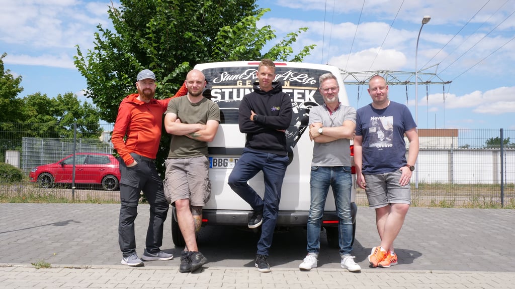 Motostunt trifft Fitnesskraft in Folge 2 der neuen YouTube-Serie "Macherland" auf HIYA!.