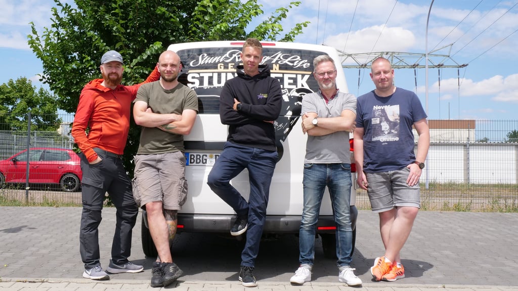 Dreharbeiten mit Patrice Eich, dem Metallbauer aus Kroppenstedt, während der Produktion von "Macherland" im Juni 2025. 