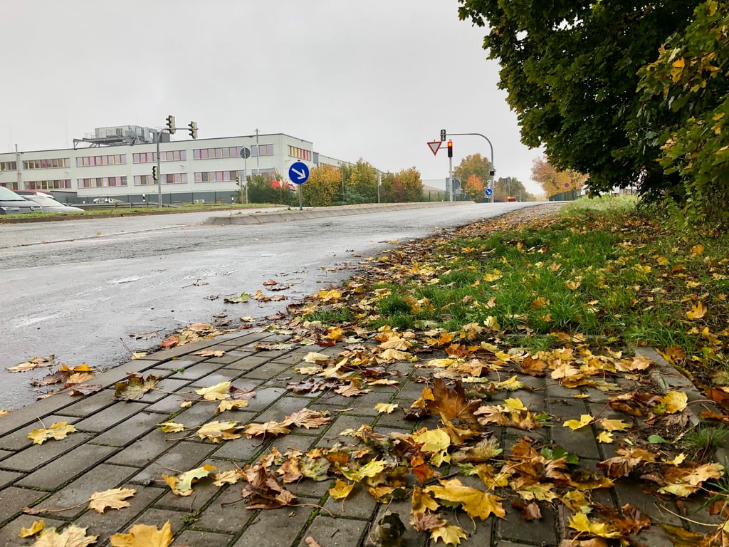 Der Fußweg von der Bushaltestelle reicht nicht bis zur Ampelkreuzung am Kauflandlogistikcenter nahe Osterfeld.