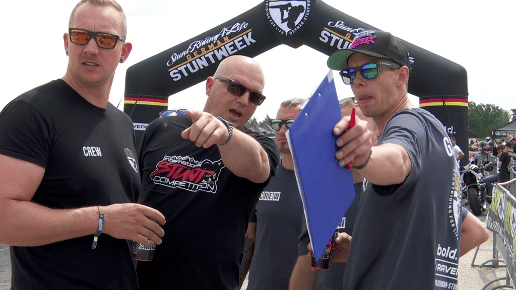 Patrick Krüger bei der German Stunt Week 2025: In Folge 2 von "Macherland" gibt einen Einblick in den Nervenkitzel auf zwei Rädern. Stuntfahrer, Freestyle-Biker und Fans aus ganz Europa kommen zusammen, um ihre Tricks zu zeigen, gegeneinander anzutreten und ihre Fähigkeiten in verschiedenen Disziplinen zu messen.