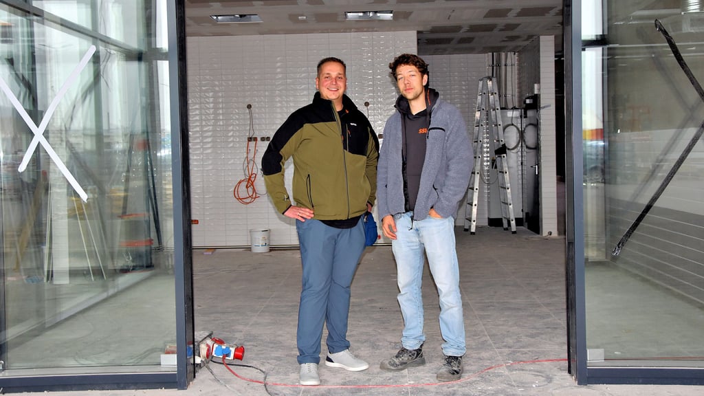 Rewe-Inhaber Friedrich Jähnel (links) und Bauleiter Cedric Wendisch stehen in der Eingangstür des neuen Rewe-Markts.