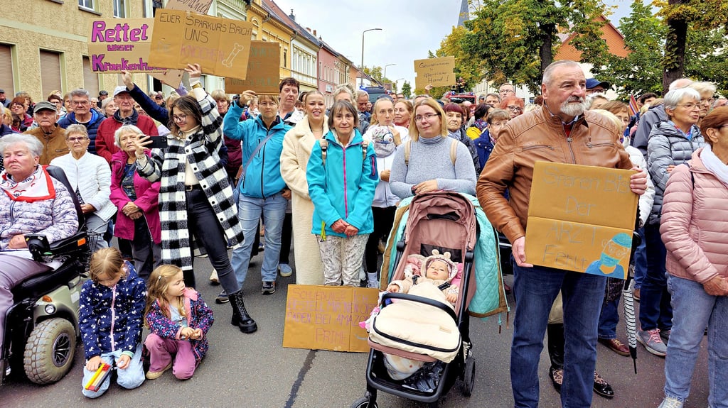 Bürger protestierten am 8. Oktober 2025 gegen die geplante Schließung der Helios-Klinik in Zerbst. Genutzt hat es nichts.