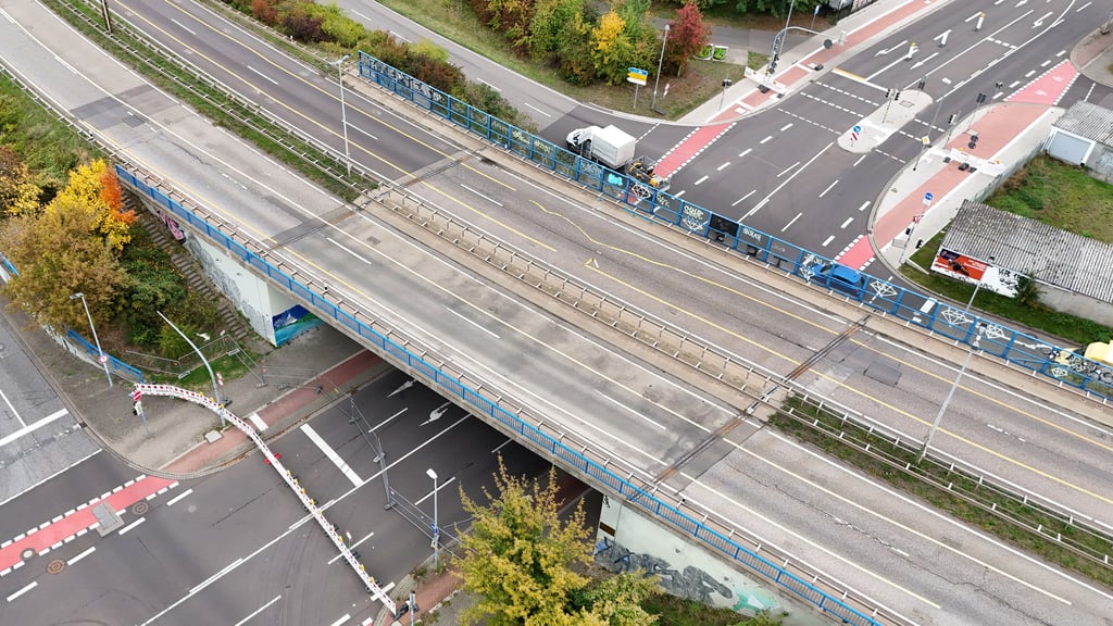 Die Ringbrücke an der Brenneckestraße in Magdeburg wird früher als erwartet abgerissen.
