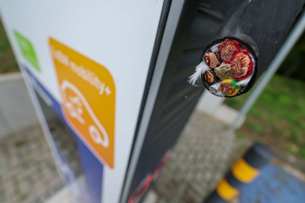 Immer mehr E-Auto-Fahrer in Sachsen-Anhalt erleben böse Überraschungen: An Schnellladesäulen fehlen plötzlich die Kabel.