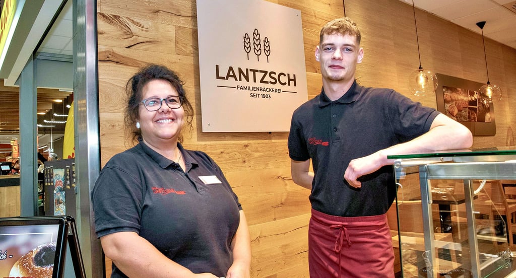 Nadja Krause und Azubi Jakob Kehlmann arbeiten in der Filiale im Gewerbegebiet Mitte. Sie hat als eine der ersten das neue Logo bekommen.