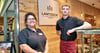 Nadja Krause und Azubi Jakob Kehlmann arbeiten in der Filiale im Gewerbegebiet Mitte. Sie hat als eine der ersten das neue Logo bekommen.
