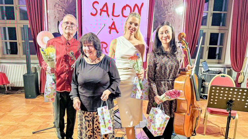 Hecklingens Ortsbürgermeisterin Heidemarie Hoffmann (2.v.l.) bedankte sich bei den Musikerinnen Lucia Keller (2.v.r.) und Mariko Okabayashi sowie beim Musiker Vivian Anastasiu für das tolle Konzert im Spiegelsaal des Hecklinger Schlosses.