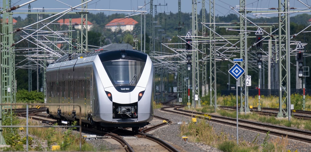 Ein neuer Akkuzug der Reihe Coradia Continental von Alstom verlässt den Hauptbahnhof in Chemnitz. Auf dem Dach des Triebwagens sind neben Stromabnehmern auch Akkus installiert. Sie liefern Strom, wenn keine Oberleitung vorhanden ist.