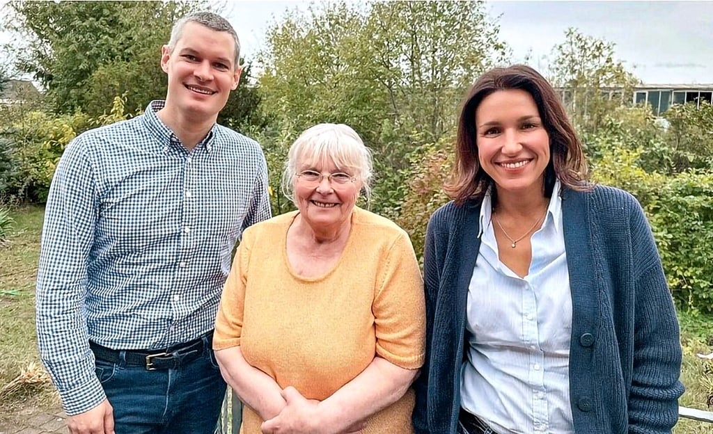 Andreas Tank und Angelika Hofmann bei einem Arbeitstreffen zum Buch in Coswig mit der Junkers-Urenkelin Charlotte Junkers (rechts).