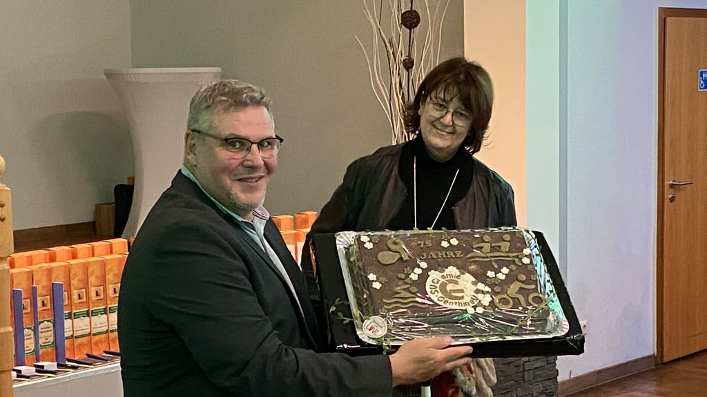 Bürgermeisterin Dagmar Turian überreichte Vereinschef Michael Fehre einen Baumkuchen mit dem Emblem des SV Chemie. 