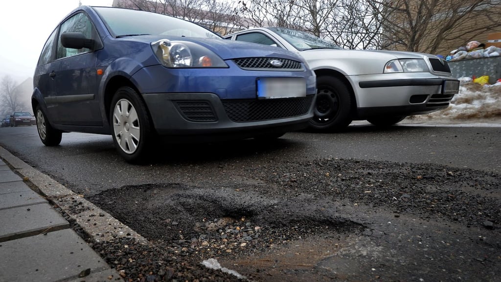 Künftig will die Stadt Aschersleben mehr in den grundhaften Straßenausbau investieren, als nur Schlaglöcher zu flicken. So soll mittelfristig Geld gespart werden.
