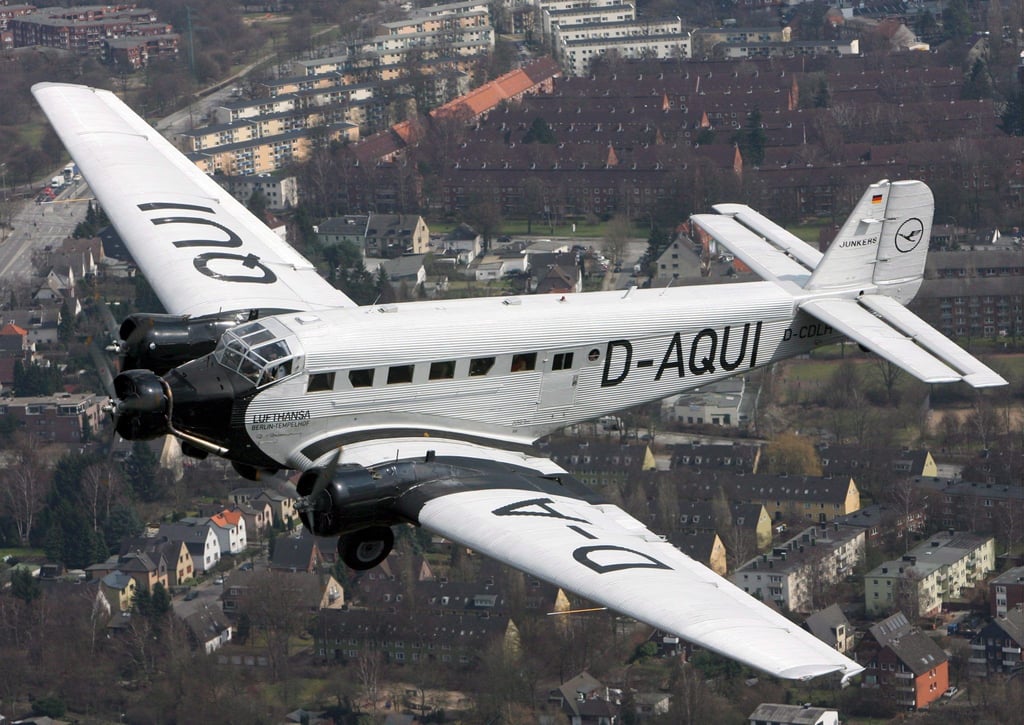 Eine Junkers Ju 52 «Tante Ju» fliegt über Hamburg. Die 1936 in Dessau gebaute Junkers darf seit 2018 aus Sicherheitsgründen nicht mehr starten.
