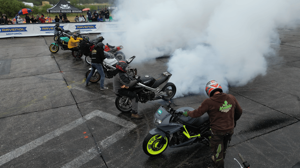 Dreharbeiten auf der German Stuntweek 2025 - das größte Stuntriding- und Freestyle-Event Europas und findet jedes Jahr auf dem Flugplatz in Allstedt, Sachsen-Anhalt, statt. 