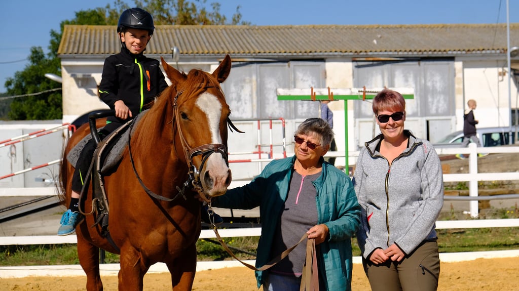 Ein Highlight im Schulalltag der Sine-Cura-Schule Gernrode. Jeden Montag kommen Schüler zum Reiten nach Blankenburg, so wie hier der neunjährige Ben unter Anleitung von Übungsleiterin Andrea Sternberg vom Verein der Pferdesport- und Naturfreunde sowie Josephine Wunsch vom Lebenshilfe-Hort.