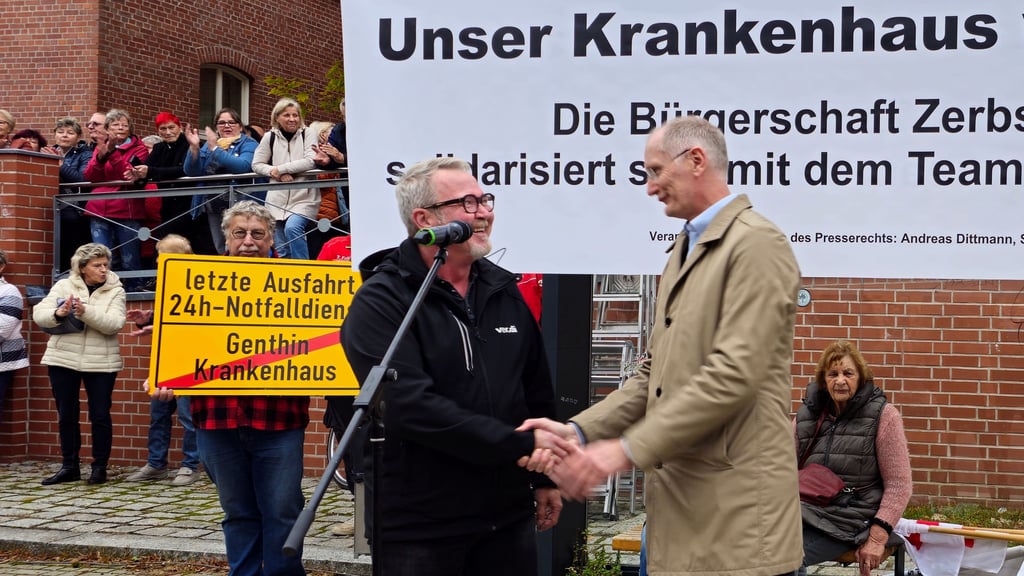 Lutz Nitz aus Genthin (li.) bei der Demo für das Zerbster Krankenhaus mit dem Zerbster Bürgermeister Andreas Dittmann (re.) und Bernd Becker von der Gewerkschaft Verdi.