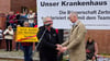 Lutz Nitz aus Genthin (li.) bei der Demo für das Zerbster Krankenhaus mit dem Zerbster Bürgermeister Andreas Dittmann (re.) und Bernd Becker von der Gewerkschaft Verdi.