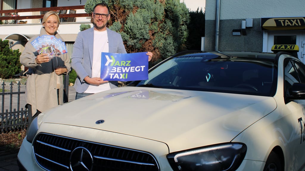 Gemeinsam unterwegs für flexible Mobilität im Landkreis Harz: Franziska Dörfler-Jobi, Teilprojektverantwortliche bei der Verwaltung, und Chris Duckek, Mitinhaber von Taxi Duckek.