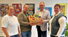 Katharina Elwert (links), Frank Herrmann (2. v. l.) und Diana Borchert übergeben Landrat Markus Bauer den Erntekorb.