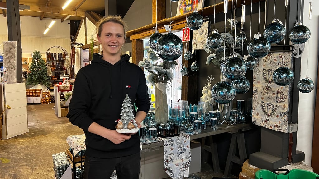 Sascha Schilling steckt in den finalen Vorbereitungen für den Beginn des Weihnachtsgeschäfts. In der Keramikscheune versucht man die Deko nach Farbe zu ordnen.