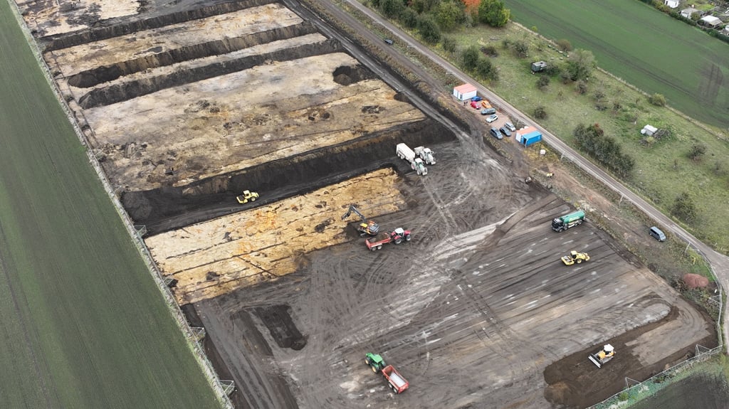 So sieht der Stadionneubau zurzeit von oben aus. Das Gelände wird in zwei Terrassen geteilt.