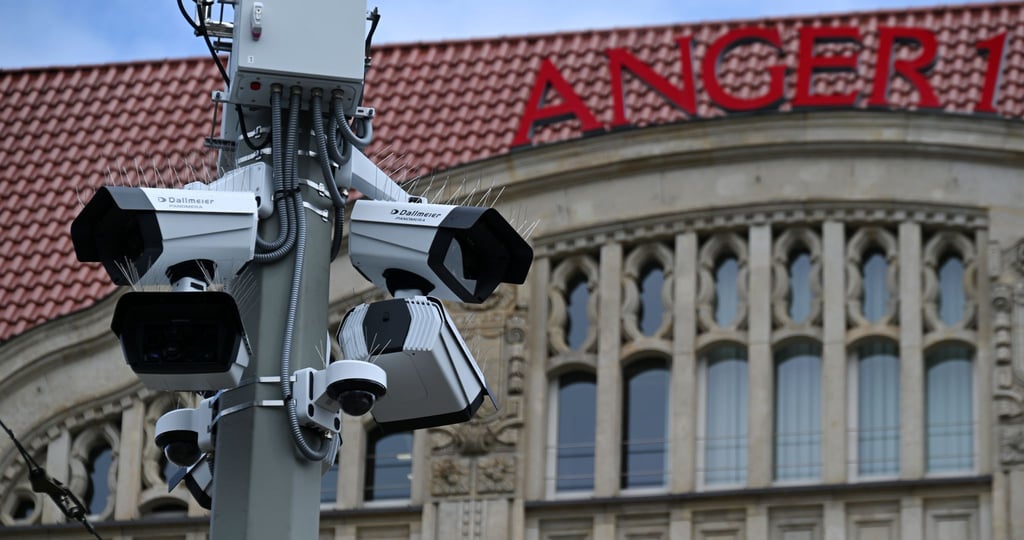 Nach langer Verzögerung wegen datenschutzrechtlichen Bedenken geht die Videoüberwachung auf dem Erfurter Anger nun in Betrieb. (Archivbild)
