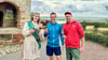 Tobias Moses von „Sport im Geiseltal“ aus Stöbnitz (M.) und Geiseltalsee-Winzer Lars Reifert (r.) bereiten den ersten Weinathlon, einen Spaßlauf für Genießer, vor. Die Geiseltaler Weinprinzessin Luisa Weichert (l.) schenkt beiden schon mal ein Glas vom heimischen Rebensaft ein.  
