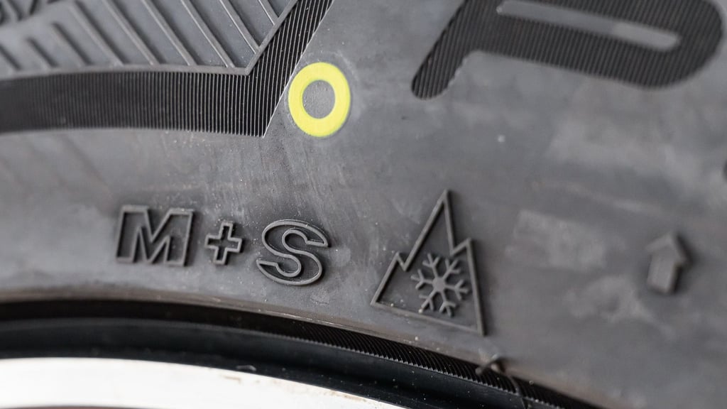 Das Alpine-Symbol mit Schneeflocke kennzeichnet offiziell anerkannte Winterreifen: Die M+S-Markierung allein reicht seit Oktober 2024 nicht mehr aus.