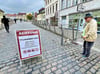 Achung Filmarbeiten! Mit diesem Hinweisschild wurde auf die Aufnahmen  auf der Marktbrücke in Bernburg hingewiesen.