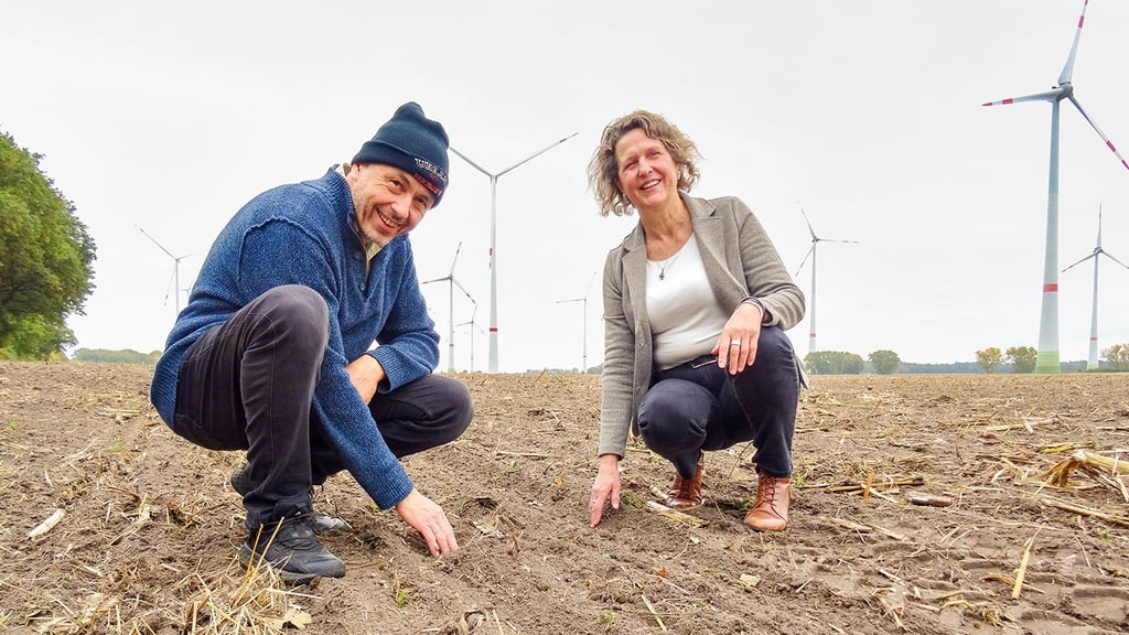 Auf diesem Acker des Landwirtschaftsbetriebs Thomsen in Düsedau bei Osterburg (Landkreis Stendal) wächst das Wunschgetreide von Heiko Weit aus Dresden, hier mit Betriebsinhaberin Constanze Thomsen.