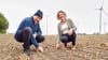 Auf diesem Acker des Landwirtschaftsbetriebs Thomsen in Düsedau bei Osterburg (Landkreis Stendal) wächst das Wunschgetreide von Heiko Weit aus Dresden, hier mit Betriebsinhaberin Constanze Thomsen. 