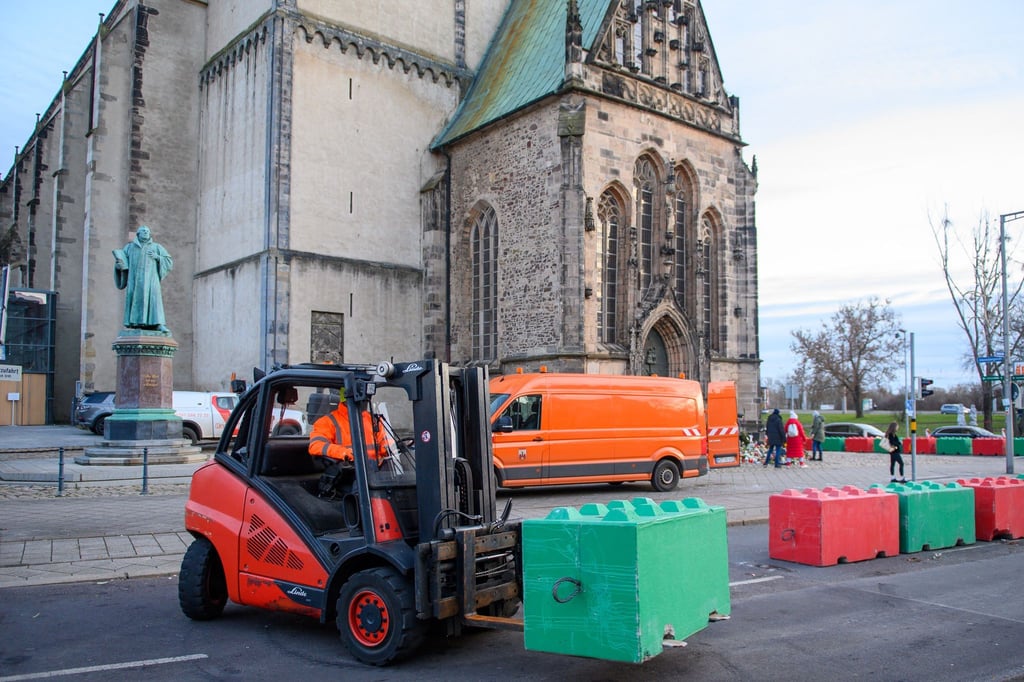 Neue Sperren sollen die Sicherheit auf dem Weihnachtsmarkt in Magdeburg erhöhen. (Archivbild)