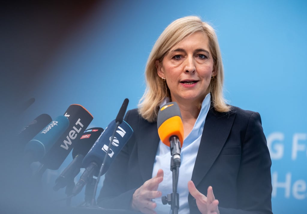 Nach Plänen von Ministerin Warken sollen die Beiträge stabil bleiben können.