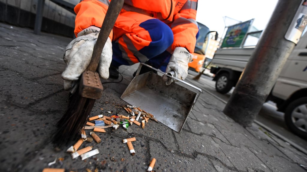 Achtlos weggeworfene Kippen schaden der Umwelt - und ihre Entsorgung kostet die Kommunen jedes Jahr Millionen.