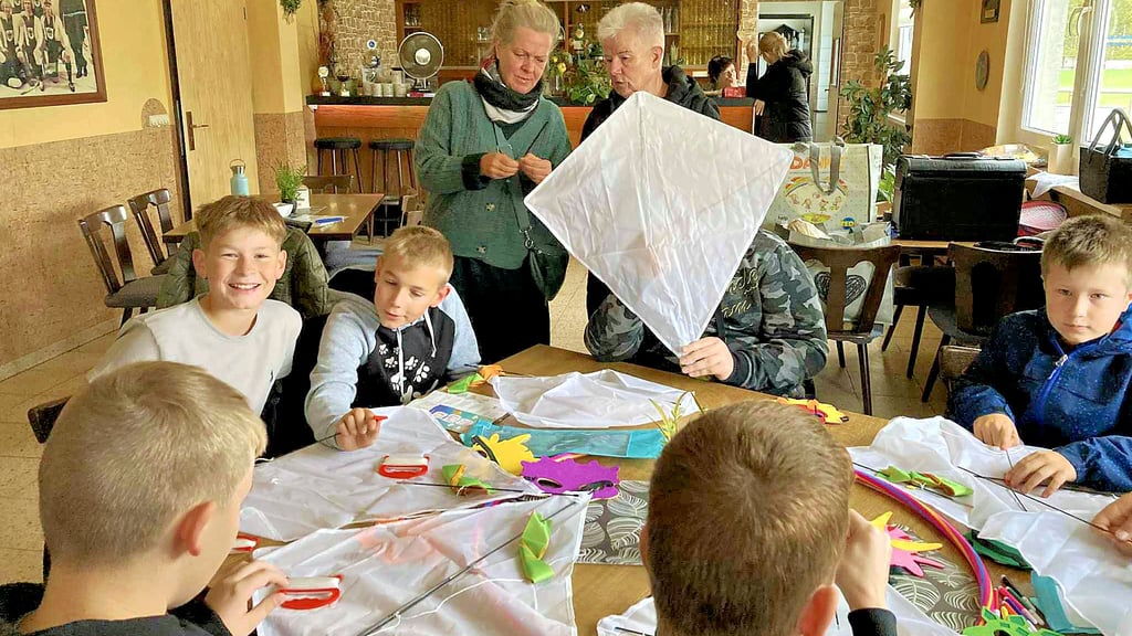 Die Jungs haben ihren Spaß: Ihre Drachen bauen sie selbst. Ob die auch fliegen?