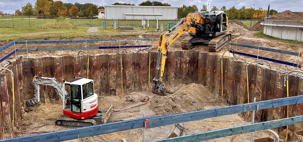 Die Baufirma Ostbau aus Osterburg bereitete die Baugrube in der Kläranlage Schönhausen vor. Hier wird demnächst ein Vorspeicherbecken errichtet.