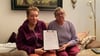 Hella Strube (l.) und Christine Hollstein gehören zu den letzten verbliebenen Mietern in den Plattenbauten in der Badeteichstraße. Nun wird ihnen Wasser, Strom und Heizung abgestellt.