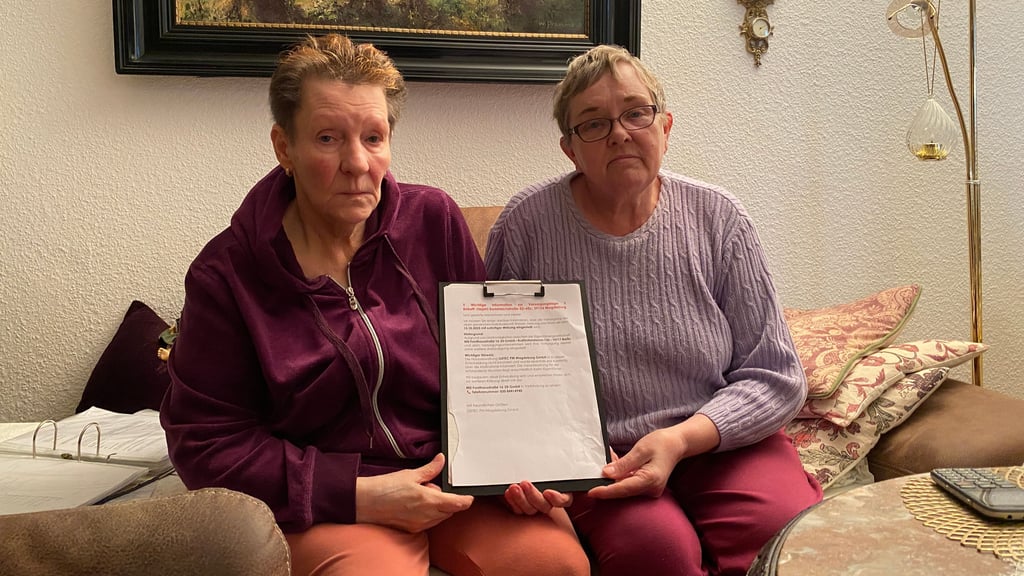 Hella Strube (l.) und Christine Hollstein gehören zu den letzten verbliebenen Mietern in den Plattenbauten in der Badeteichstraße in Magdeburg. Nun wird ihnen Wasser, Strom und Heizung abgestellt.
