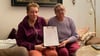 Hella Strube (l.) und Christine Hollstein gehören zu den letzten verbliebenen Mietern in den Plattenbauten in der Badeteichstraße in Magdeburg. Nun wird ihnen Wasser, Strom und Heizung abgestellt.