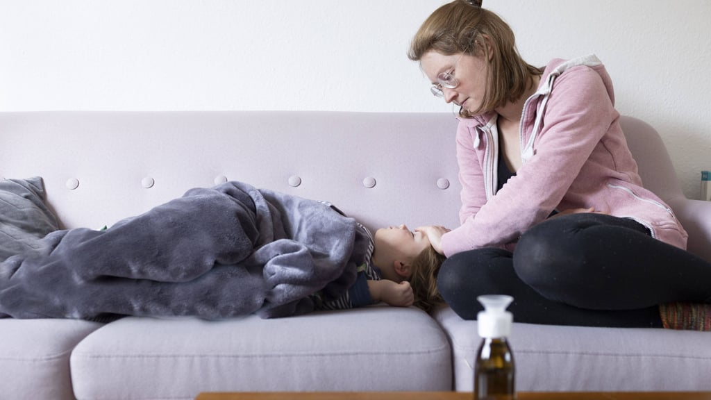 Fieber im Kinderzimmer: Eltern müssen häufig zuhause bleiben, wenn das Kind krank ist.
