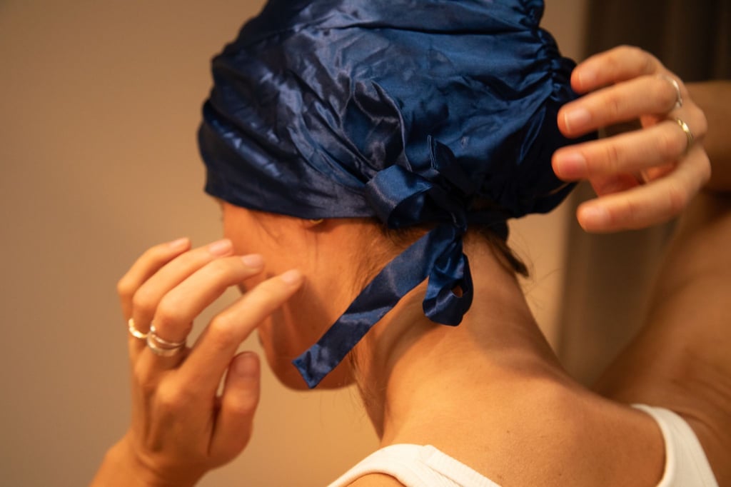 Eine Seidenhaube schützt nachts das Haar vor Haarbruch.