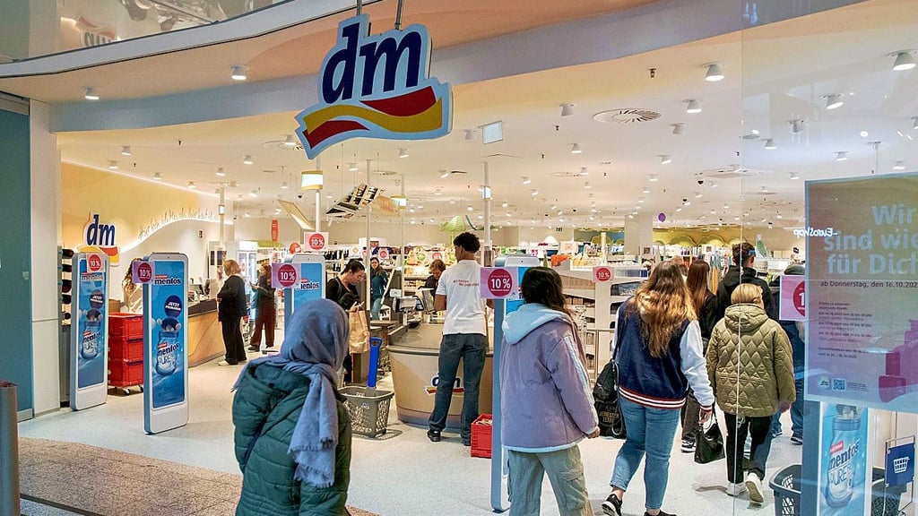 Der DM-Drogeriemarkt hat wieder geöffnet.