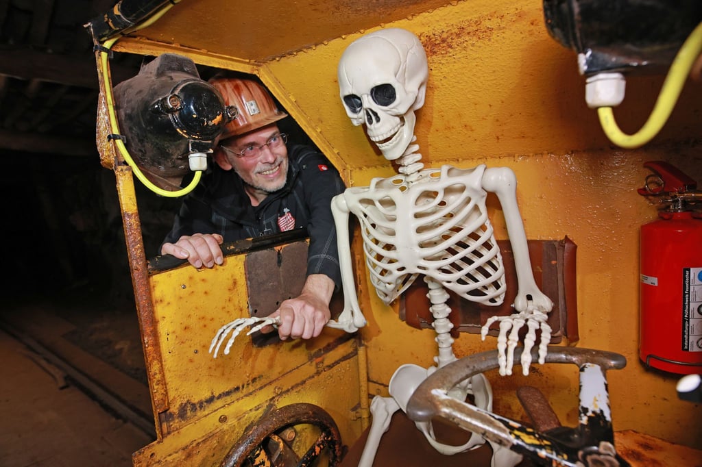 Im Besucherbergwerk in Wettelrode spukt es dank der Deko-Mühen der Mitarbeiter des Besucherbergwerks.