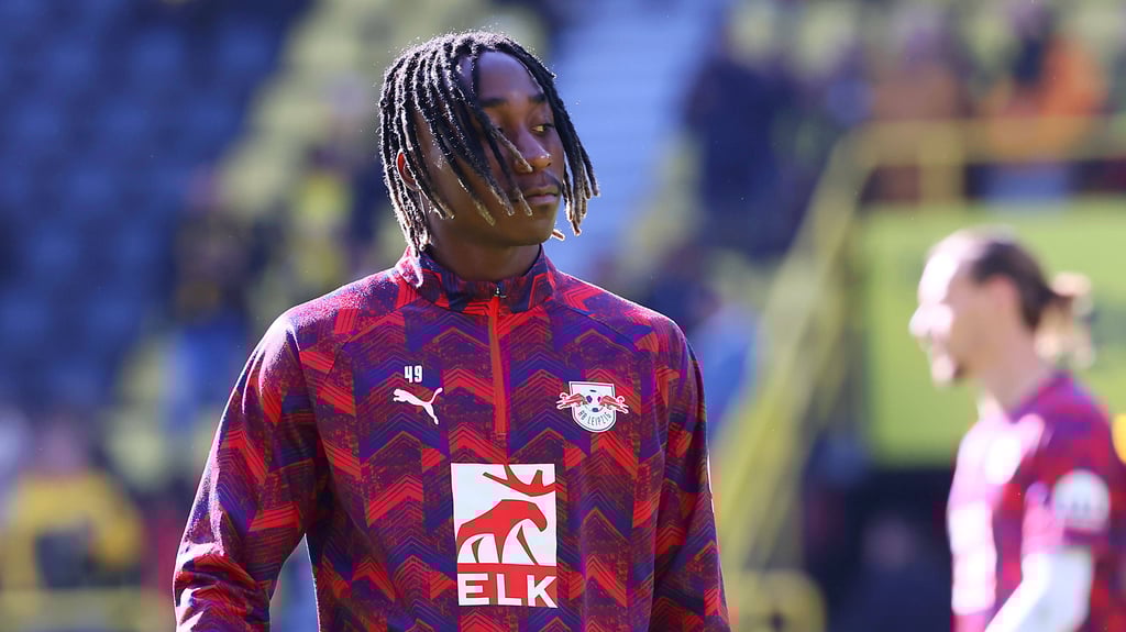 Yan Diomande beim Aufwärmen.